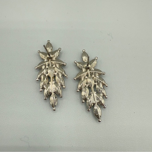 Elegant Silver Floral Necklace and Earring Set - Picture 6 of 11